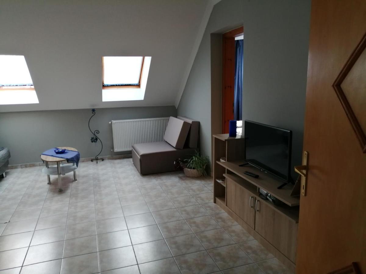 Apartman Pavai ไฮจ์ดุสโซบอสโล ภายนอก รูปภาพ