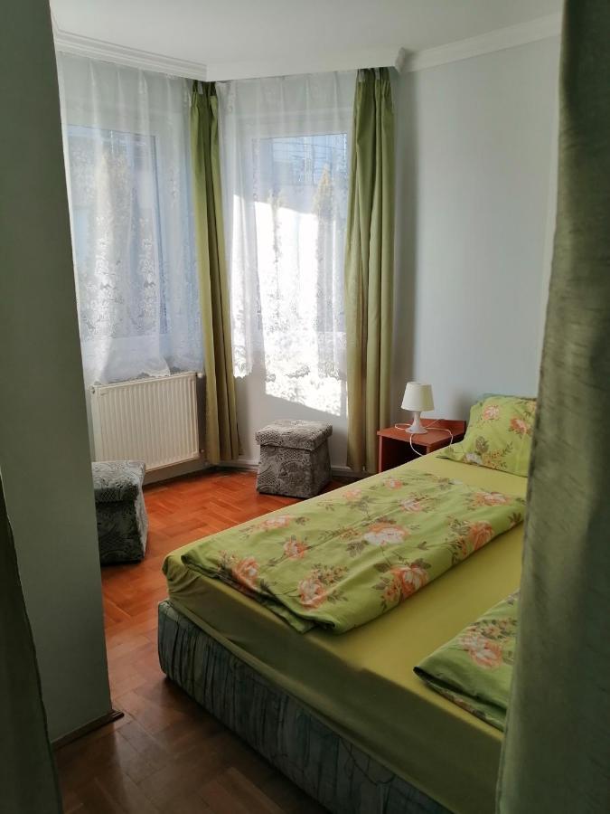 Apartman Pavai ไฮจ์ดุสโซบอสโล ภายนอก รูปภาพ