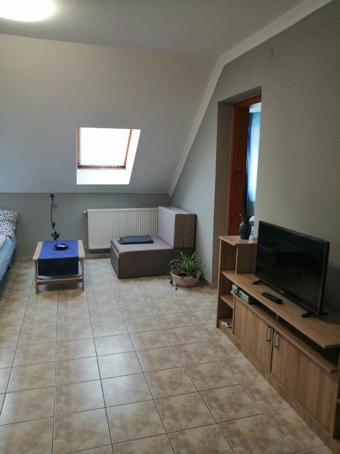 Apartman Pavai ไฮจ์ดุสโซบอสโล ภายนอก รูปภาพ