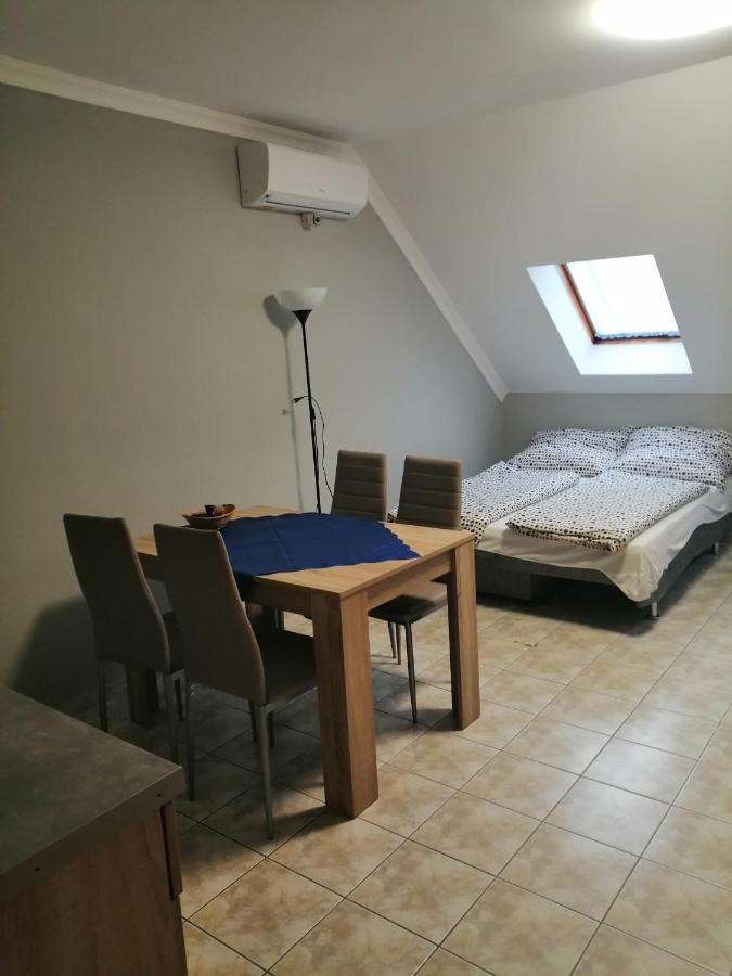 Apartman Pavai ไฮจ์ดุสโซบอสโล ภายนอก รูปภาพ