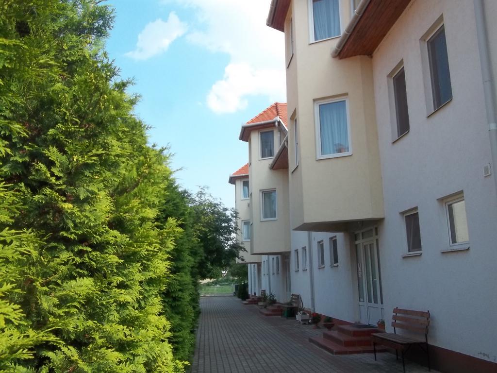 Apartman Pavai ไฮจ์ดุสโซบอสโล ภายนอก รูปภาพ